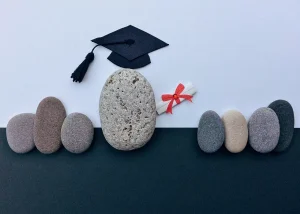 Czy pracownik może przebywać sam w pracy?